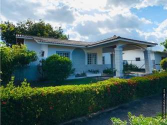 Mediterranean facade with arches, pillars and landscaped garden in La Fontana David