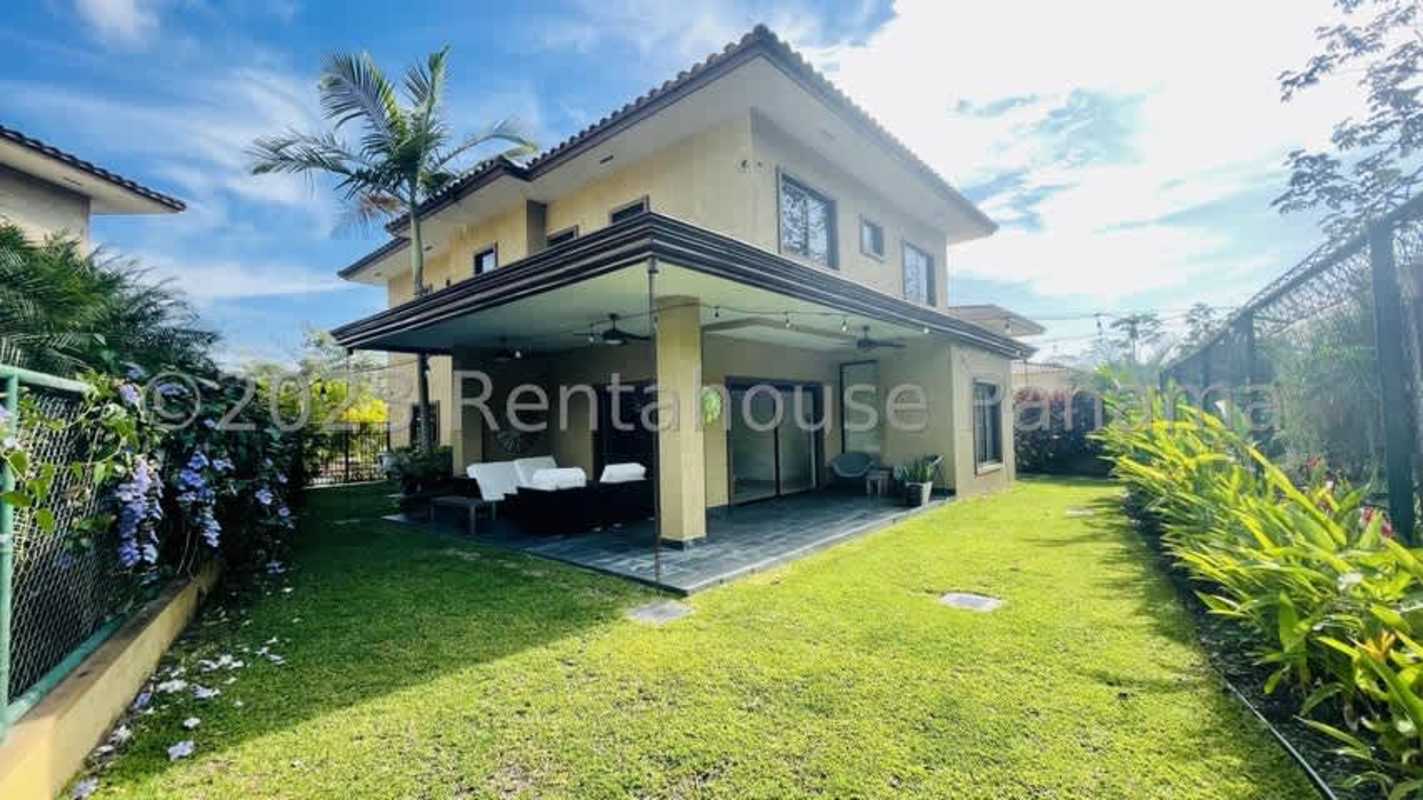 Master bedroom with balcony, AC, ensuite bathroom in upscale Clayton house Panama