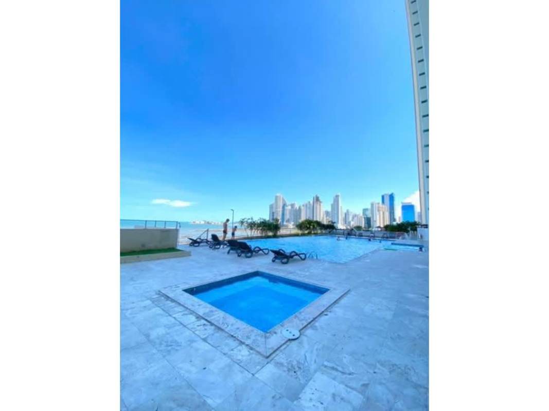 Outdoor swimming pool with jacuzzi and city view at PH Terrwind Panama