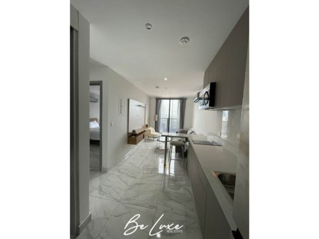 Bright living and dining area with floor-to-ceiling windows and ceramic floors in PH The Gray Panama