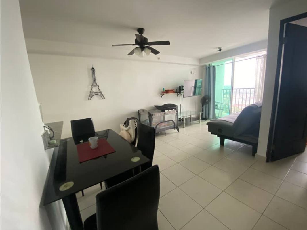 Second bedroom with tile floors and closet in PH Riverside Parque Lefevre Panama