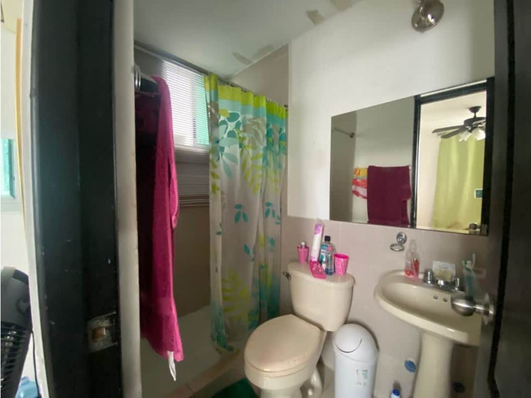 Secondary bathroom with sink and toilet PH Riverside Parque Lefevre Panama