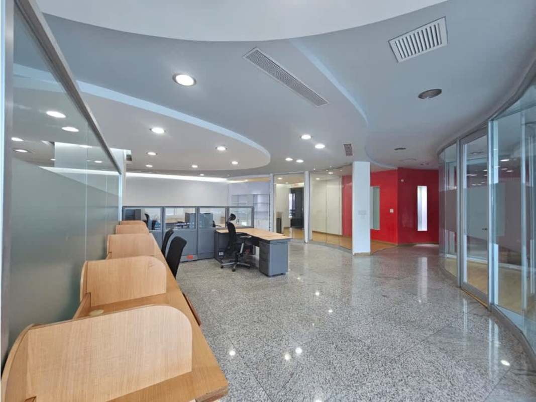 Private office space with floor-to-ceiling windows city view in Torre Global Bank Panama