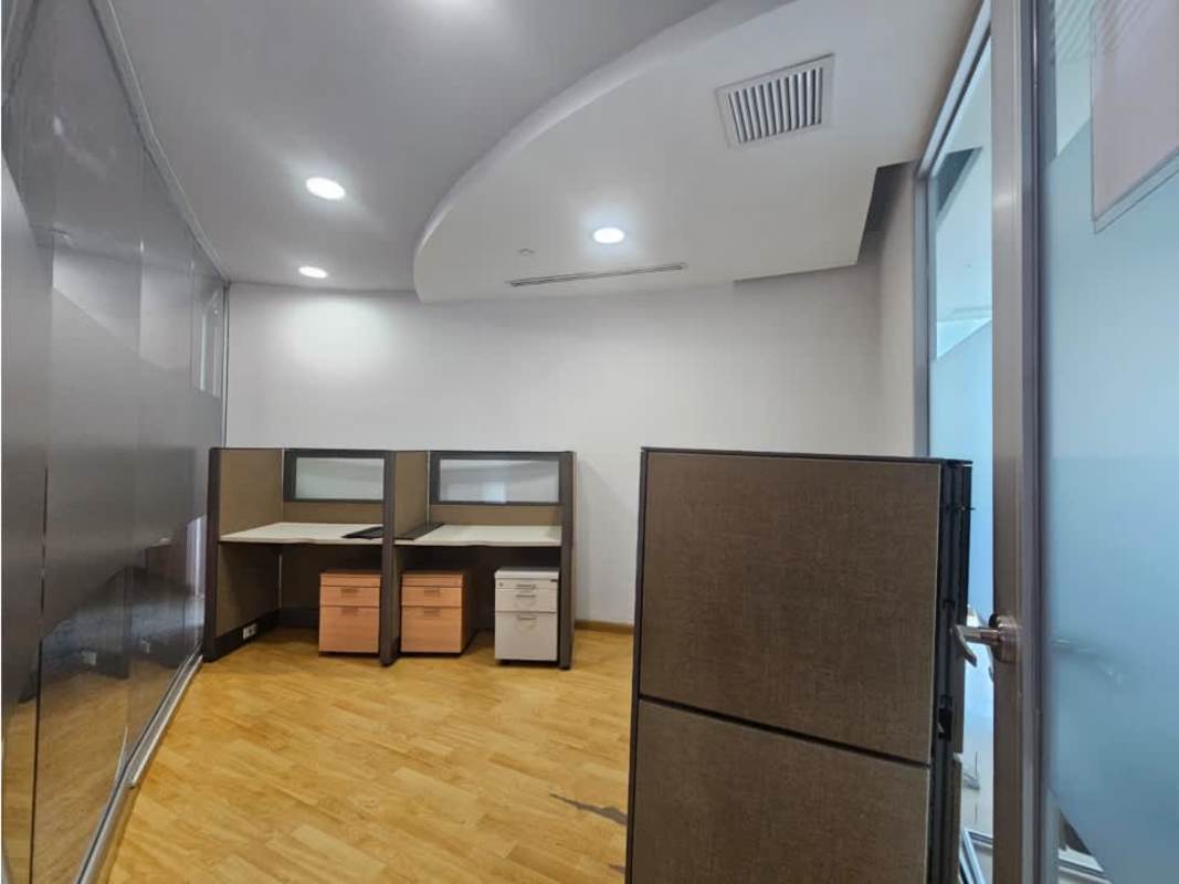 Meeting room with glass panels and skyline views in Torre Global Bank Panama