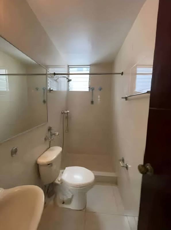 Bathroom with shower, sink, mirror and natural light at PH Villa de las Fuentes Panama City