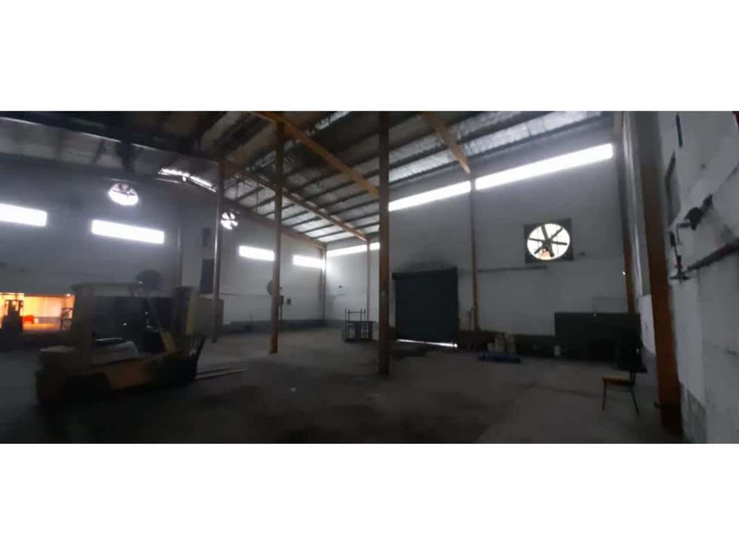 Warehouse storage area with high ceilings, metal roof, fans, roller shutter in Urbanización Orillac Panama