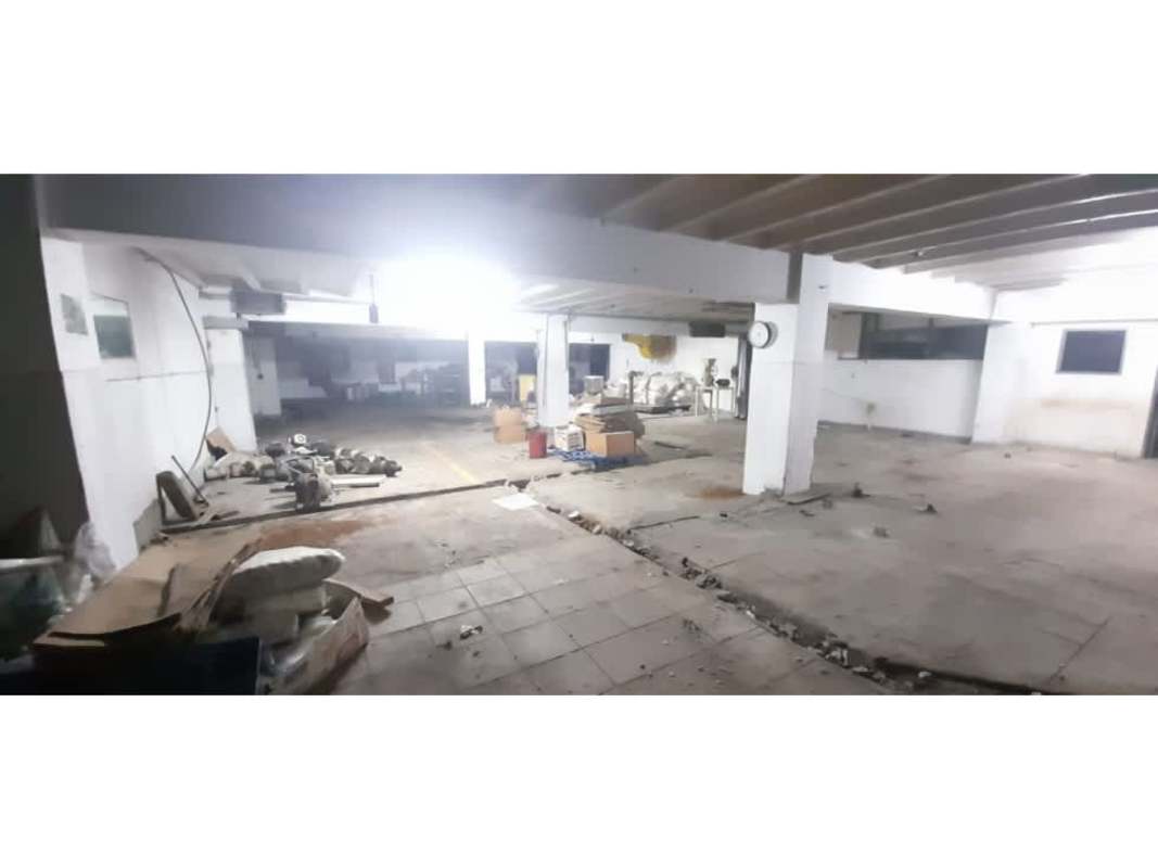 Basement floor industrial space with exposed beams and concrete floor in Panama warehouse Transístmica