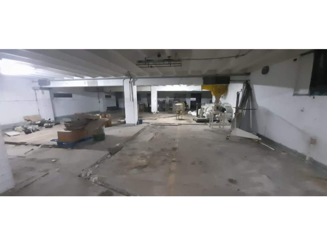 Industrial warehouse interior with exposed ceiling beams, concrete floors, and industrial lighting in Urbanización Orillac Panama