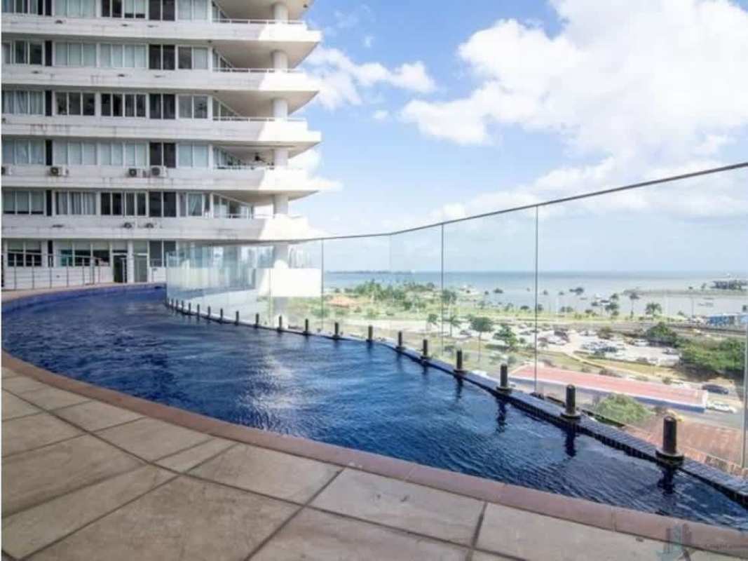 Infinity pool with ocean and skyline views at PH Bay View Avenida Balboa Panama