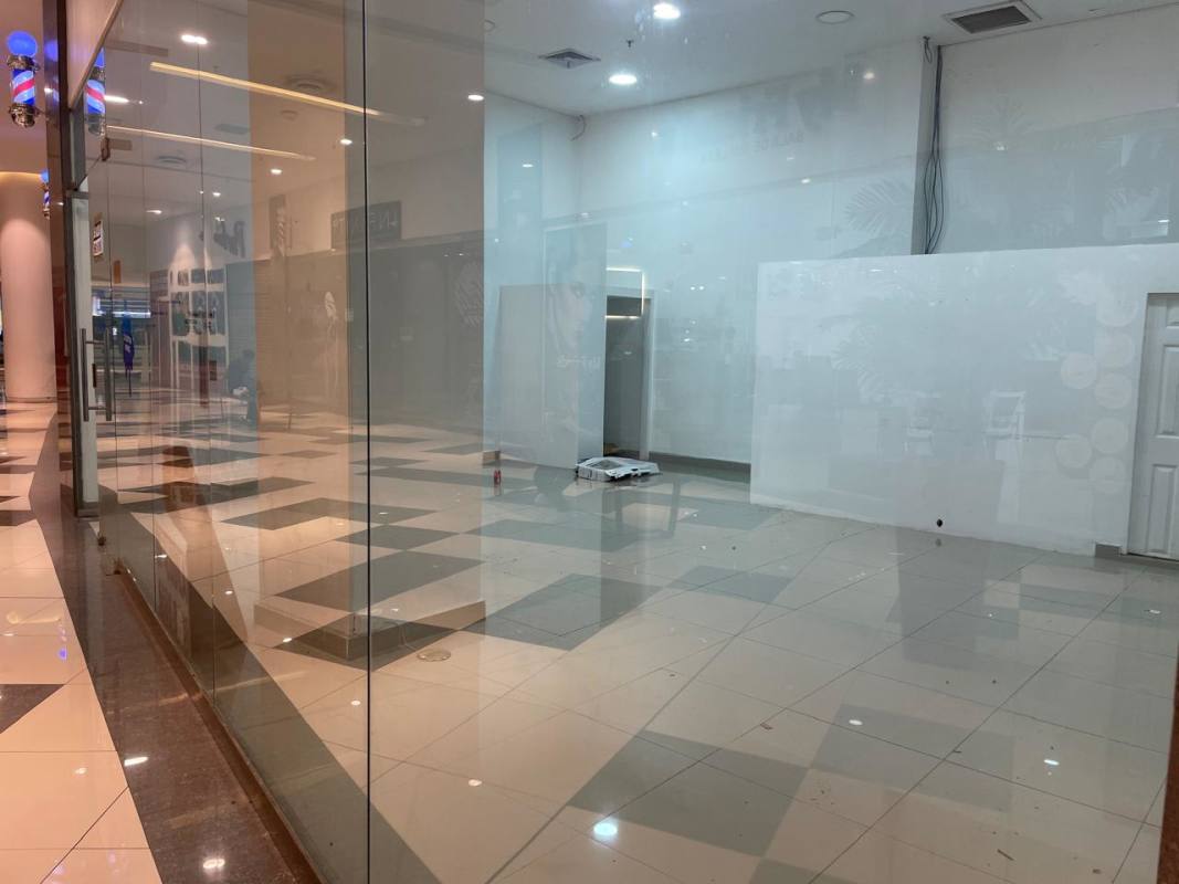 Retail unit with glass storefront in Dorado Mall shopping center Panama City available for lease