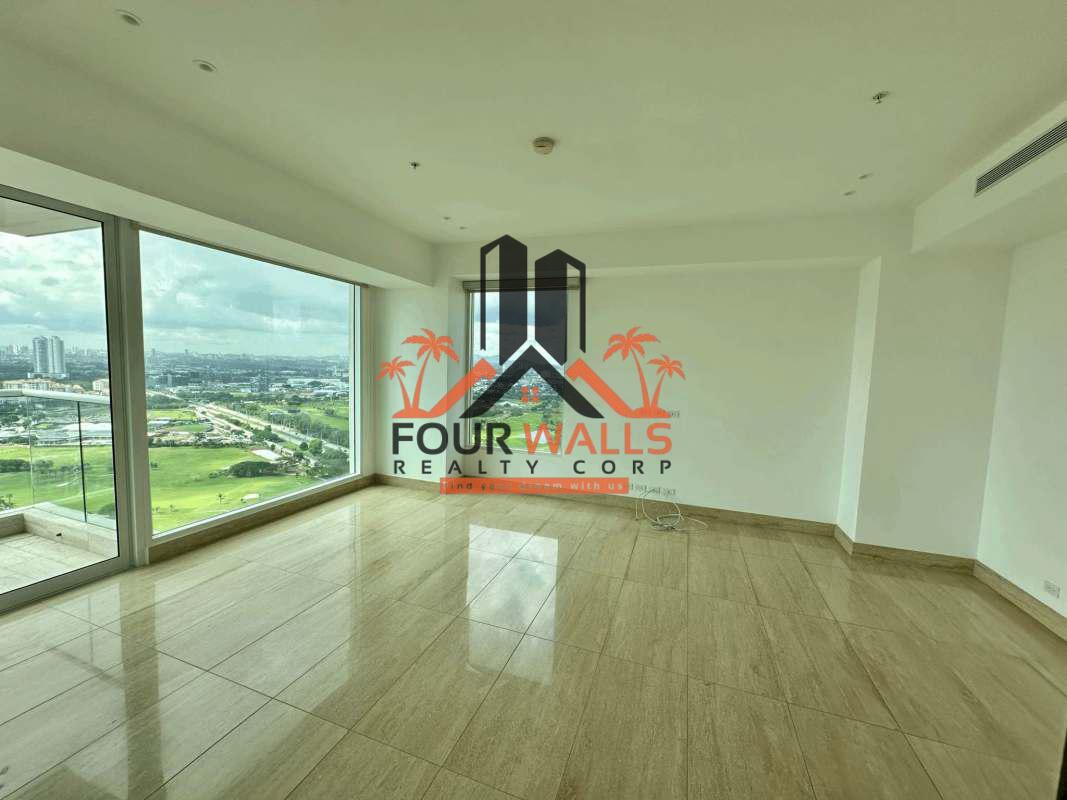 Master bedroom featuring panoramic golf views and luxury finishes in PH Solana Santa María Panama