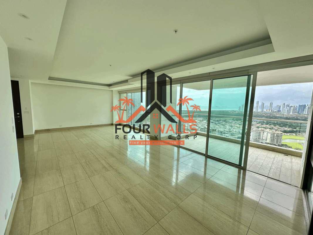 Large terrace with panoramic views to golf course and city in PH Solana Santa María Panama