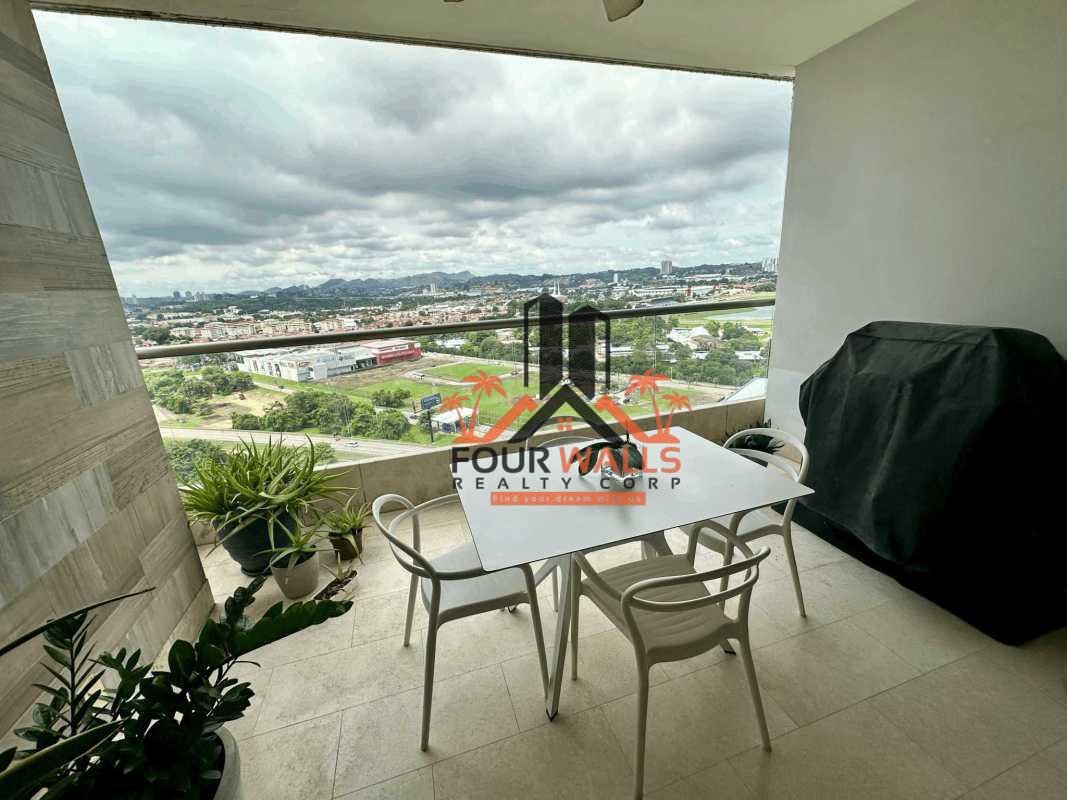 Contemporary entry foyer with decorative mirror at PH Green View luxury apartment Santa María Panama