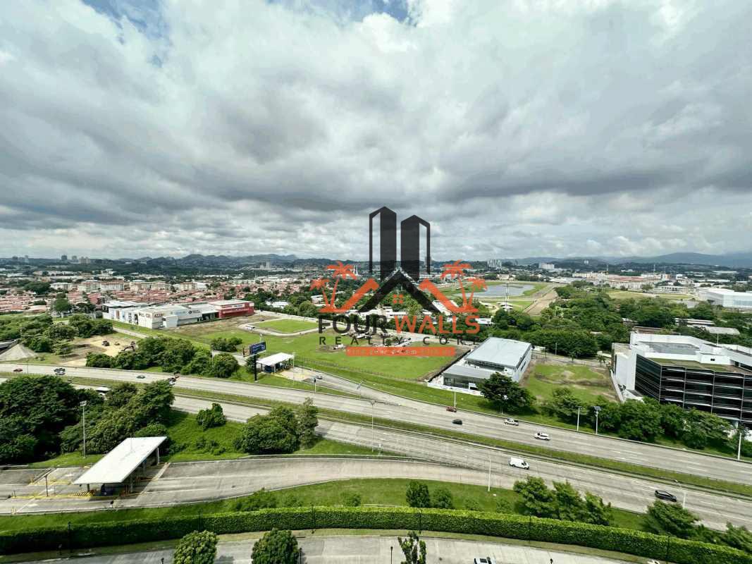 Modern living area with large windows, neutral decor and skyline views in PH Green View Santa María Panama