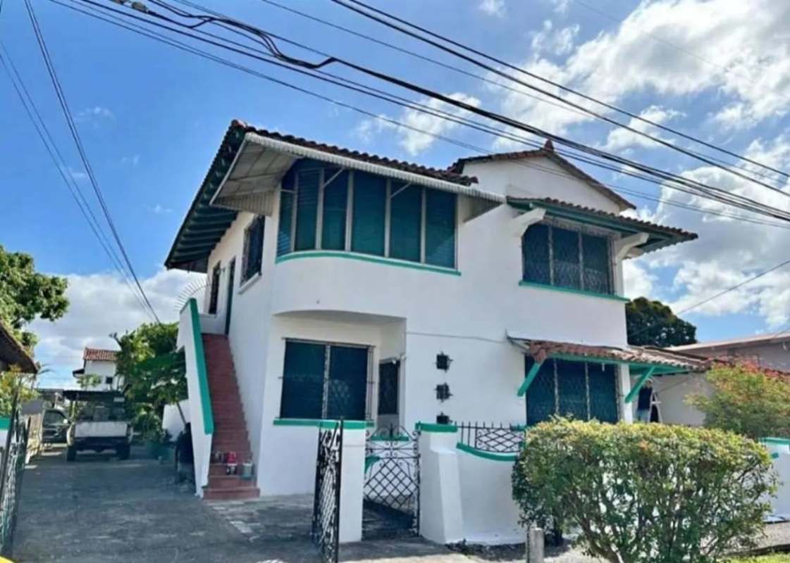 Spacious 5BR Central House with Terrace in Parque Lefevre