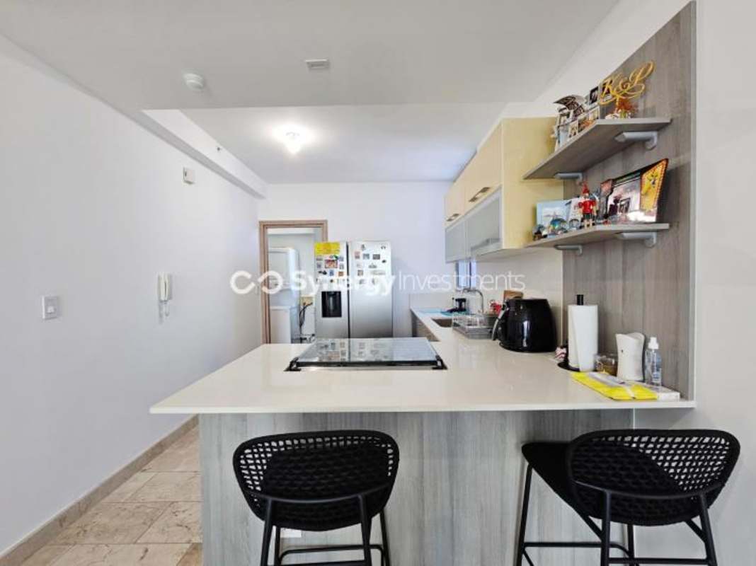 Master suite with AC, built-in closet, large windows with city view in PH Park City Panama