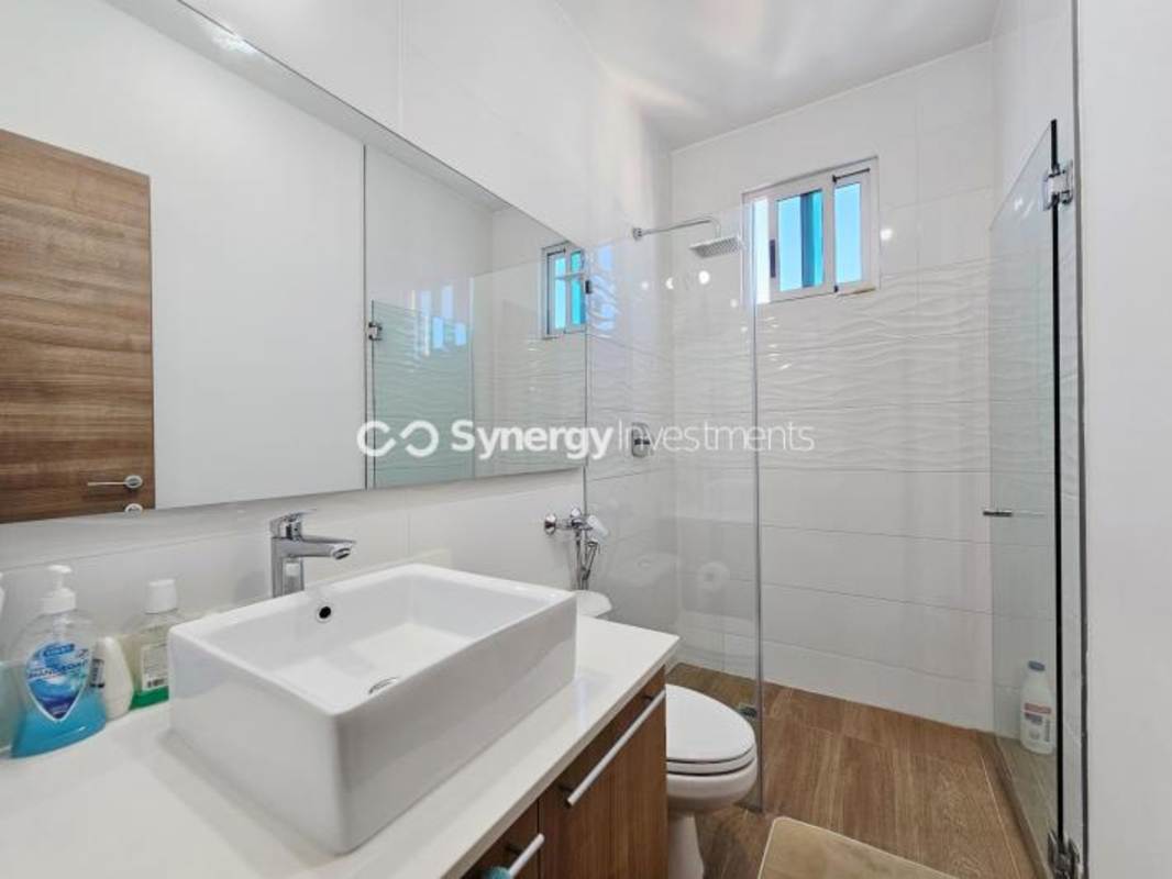 Modern bathroom with glass-enclosed shower and floating vanity in PH Park City Bella Vista Panama