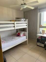 Contemporary kitchen with bar counter, natural light, granite countertop, Panama Pacifico house Woodlands