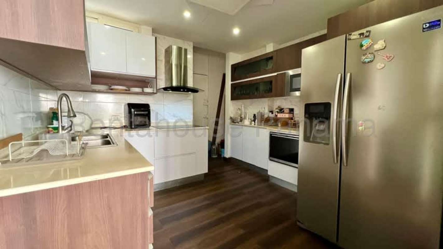 Kitchen with quartz countertops, stainless appliances in PH Plaza Paitilla condo Panama