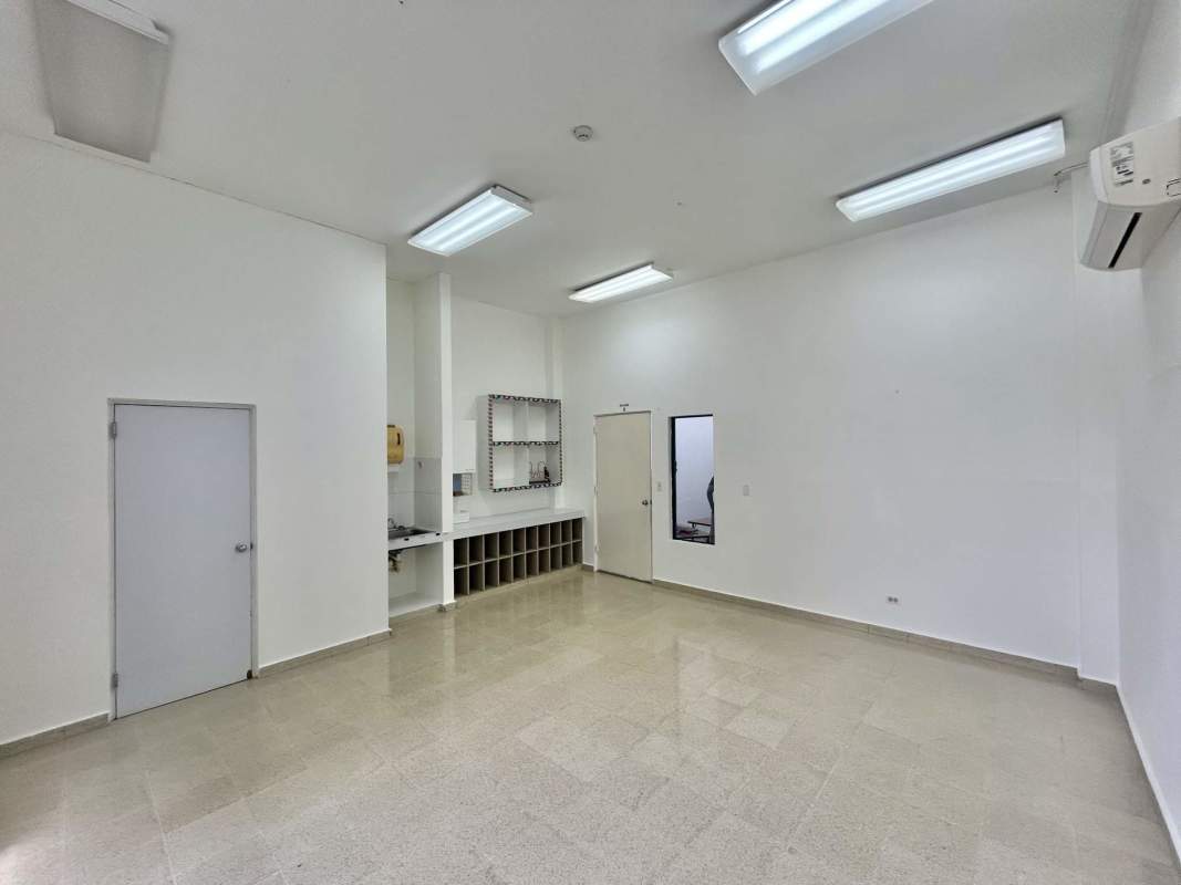 Open commercial office space with white walls, bathroom, AC-ready in PH Costa Business Park Panama