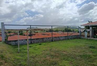 Backyard grassed area with fence and view of neighboring houses at Brisas del Golf Arraiján