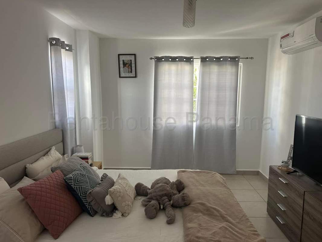 Swimming pool and social facilities in Victoria gated community Brisas del Golf Panama