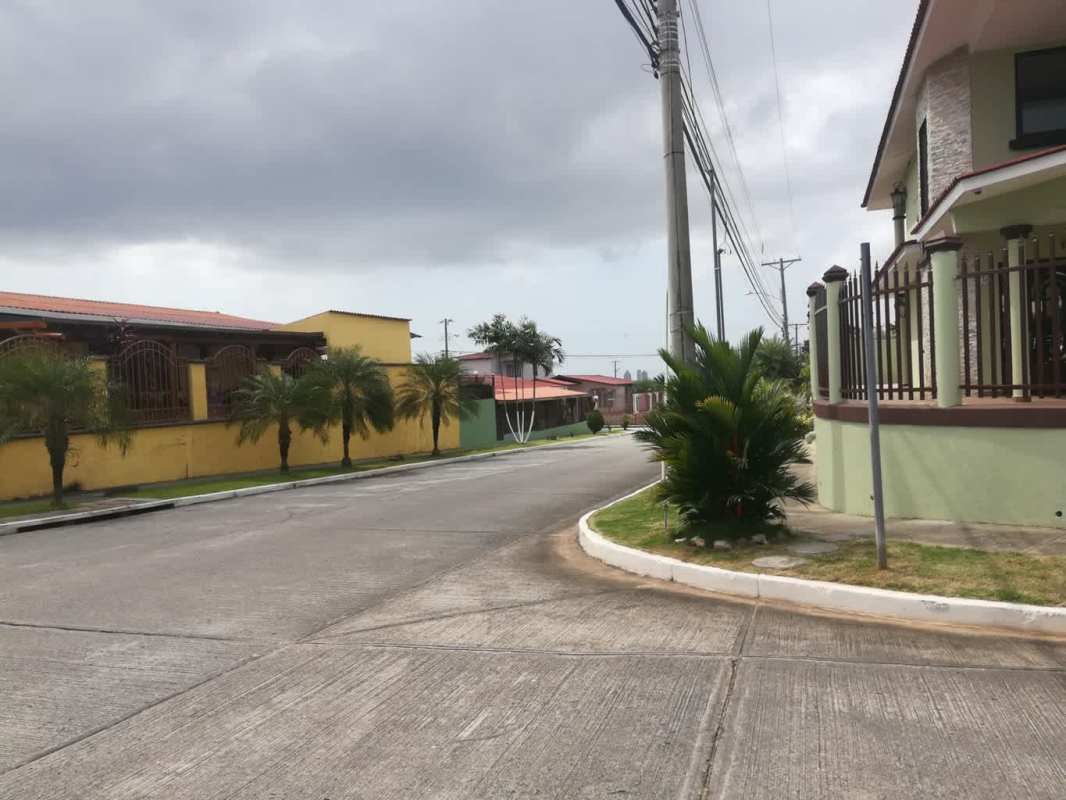 Laundry room with washer, double sink, gas water heater in house Brisas del Golf Panama