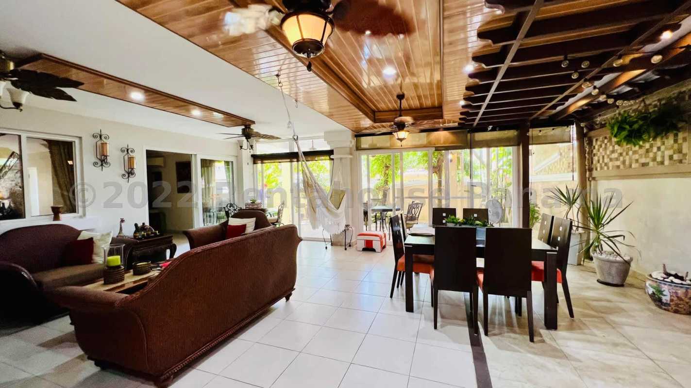 Large master bedroom with ensuite bathroom, built-in closet, ceiling fan and AC Panama