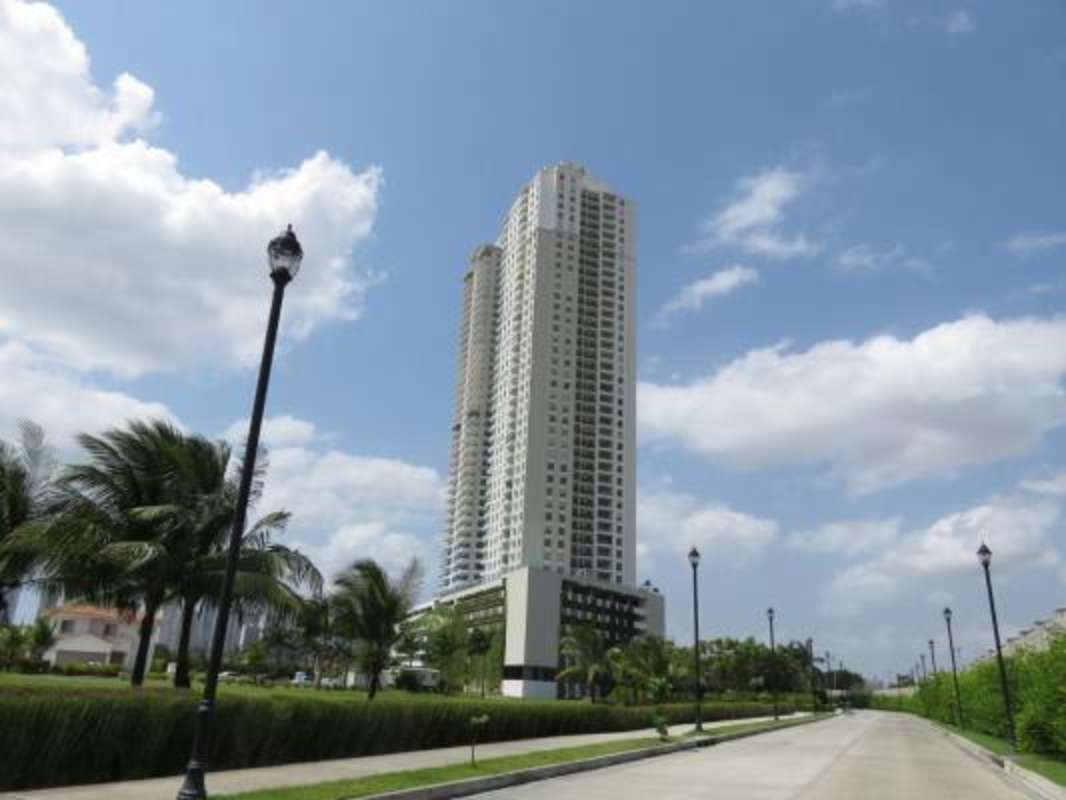Modern luxury high-rise tower PH Greenview Residences in Santa María Panama