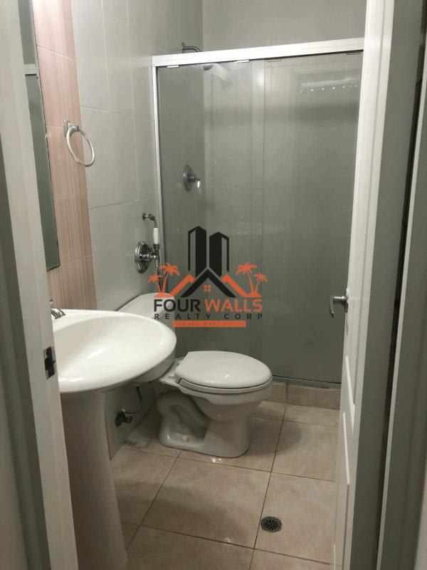 Bathroom with glass shower enclosure, pedestal sink, bright tile PH Vivendi Towers Edison Park Panama