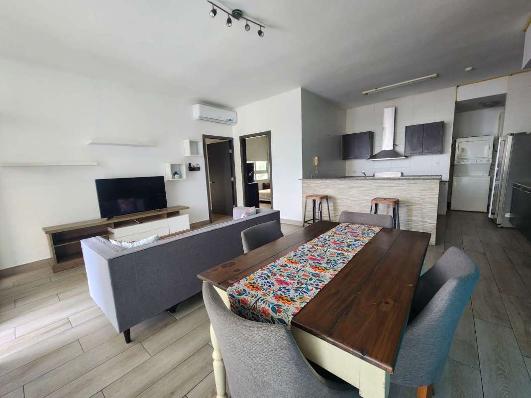 Spacious balcony with hammock and panoramic city views in PH Quadrat San Francisco for sale