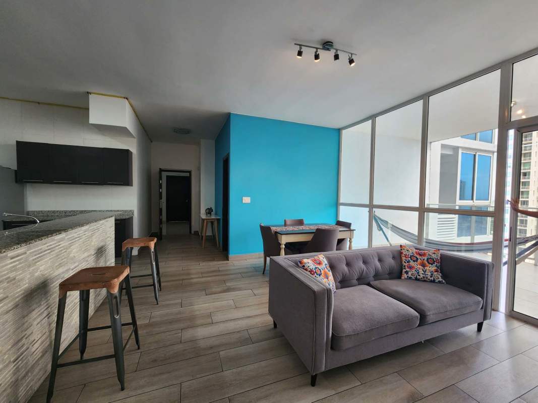 Contemporary kitchen with granite countertops, upper cabinets, breakfast bar in PH Quadrat San Francisco Panama City apartment for sale