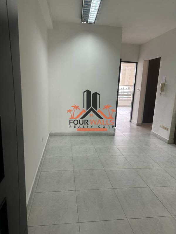 Walk-in closet with open shelving and drawers PH Luxor Vía Argentina Panama