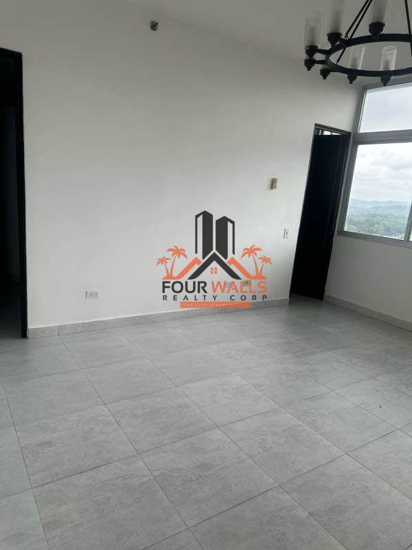 Large bedroom with walk-in closet natural light PH Luxor Vía Argentina Panama