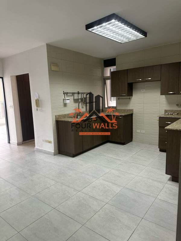 Dining area with modern chandelier, open layout and large windows PH Luxor Panama