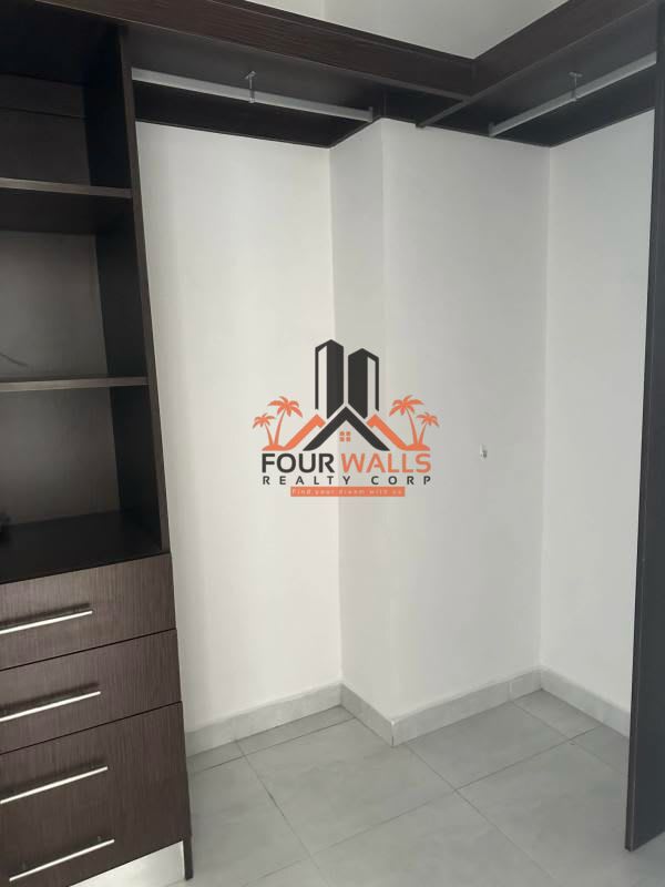 Bedroom with built-in closet, ceramic floors, large window PH Luxor Panama