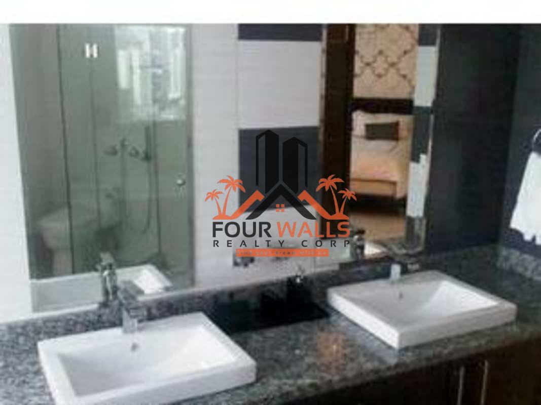 Luxurious bathroom with double sinks and glass shower PH Luxor Vía Argentina Panama