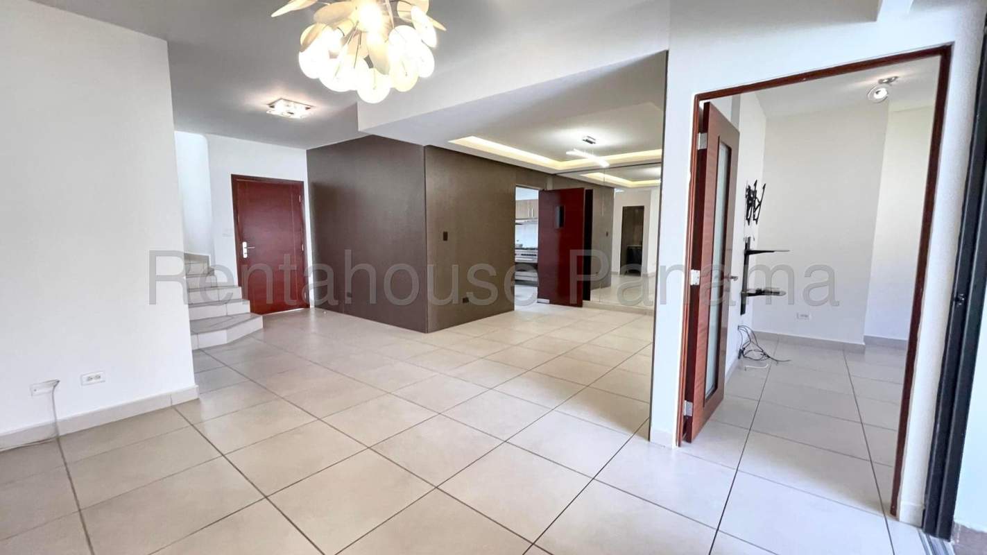 Spacious master bedroom with ensuite, AC, and balcony in Sierra Nevada Panama