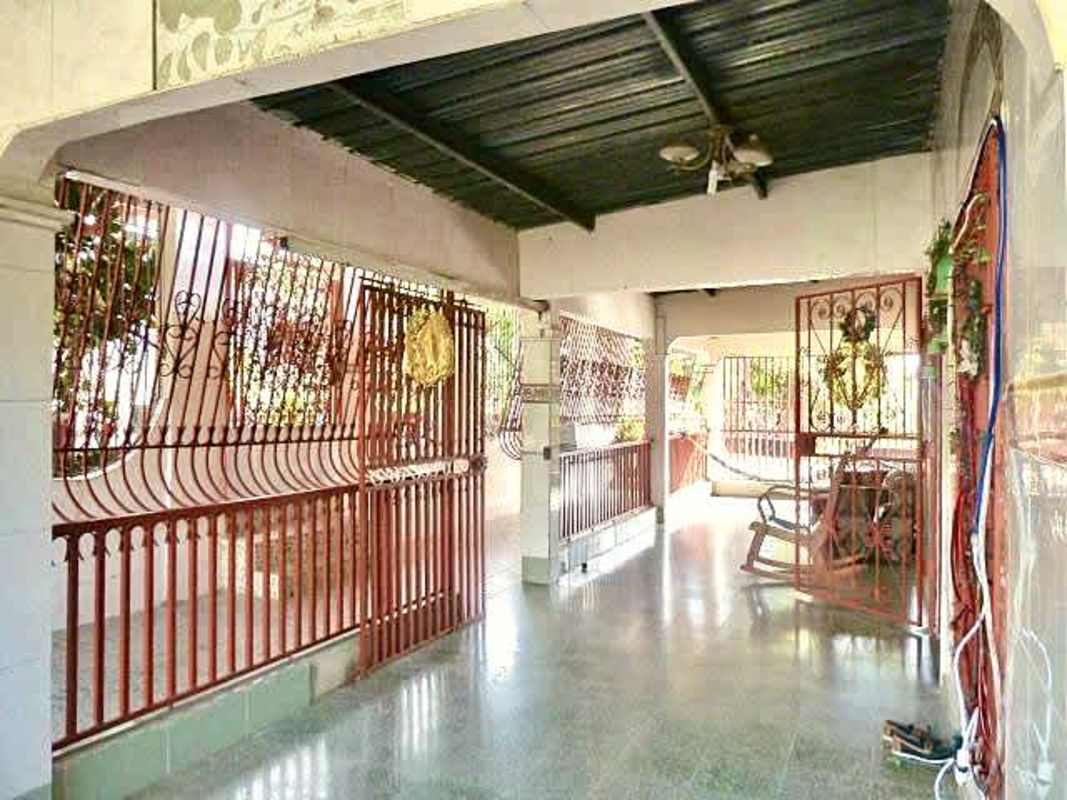 Spacious living room with decorative tiles in 5-bedroom house Higuera Chepo Panama