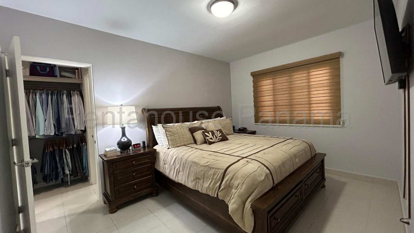 Bright secondary bedroom with built-in closet in Quintas de Versalles Panama