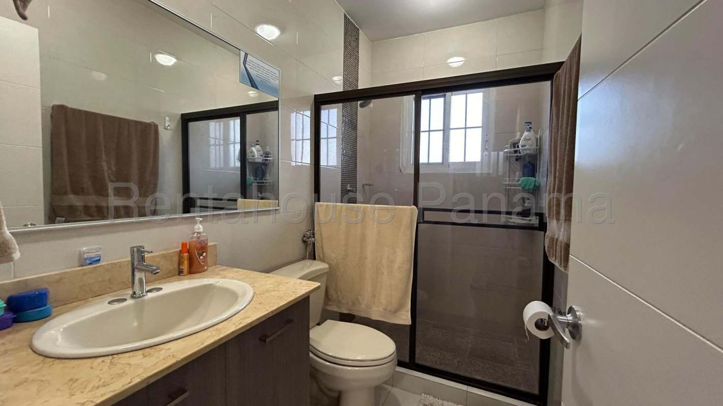 Large master bedroom with ensuite bath, balcony Quintas de Versalles home