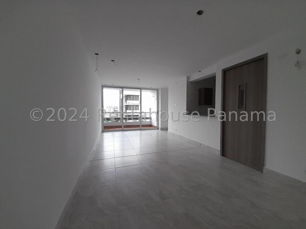 Modern lobby with marble floors, reception desk, green wall decor PH Luxor 400 Panama