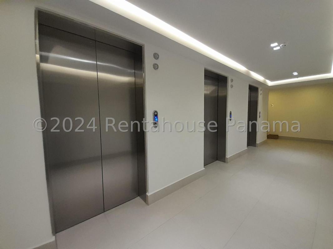 Rooftop jacuzzi terrace in PH Luxor 400 overlooking Panama City skyline