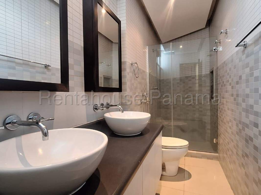 Master bedroom bright with wood floors walk-in closet skyline view PH Infinity San Francisco Panama