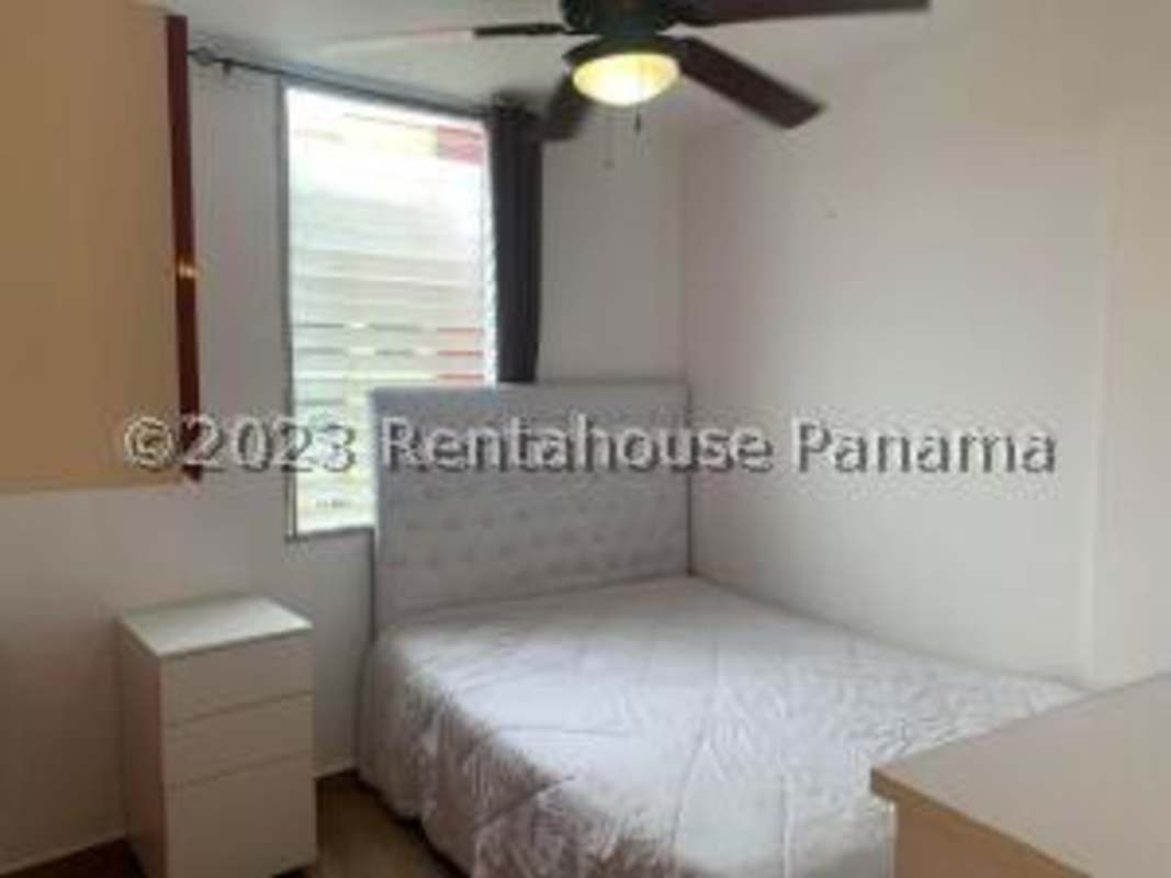 Master bedroom with ceramic floors and built-in closet Condado del Rey Panama
