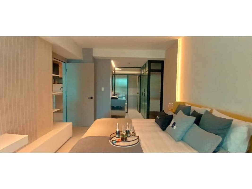 Kitchen with island seating and minimalist design in PH Uptown Panama