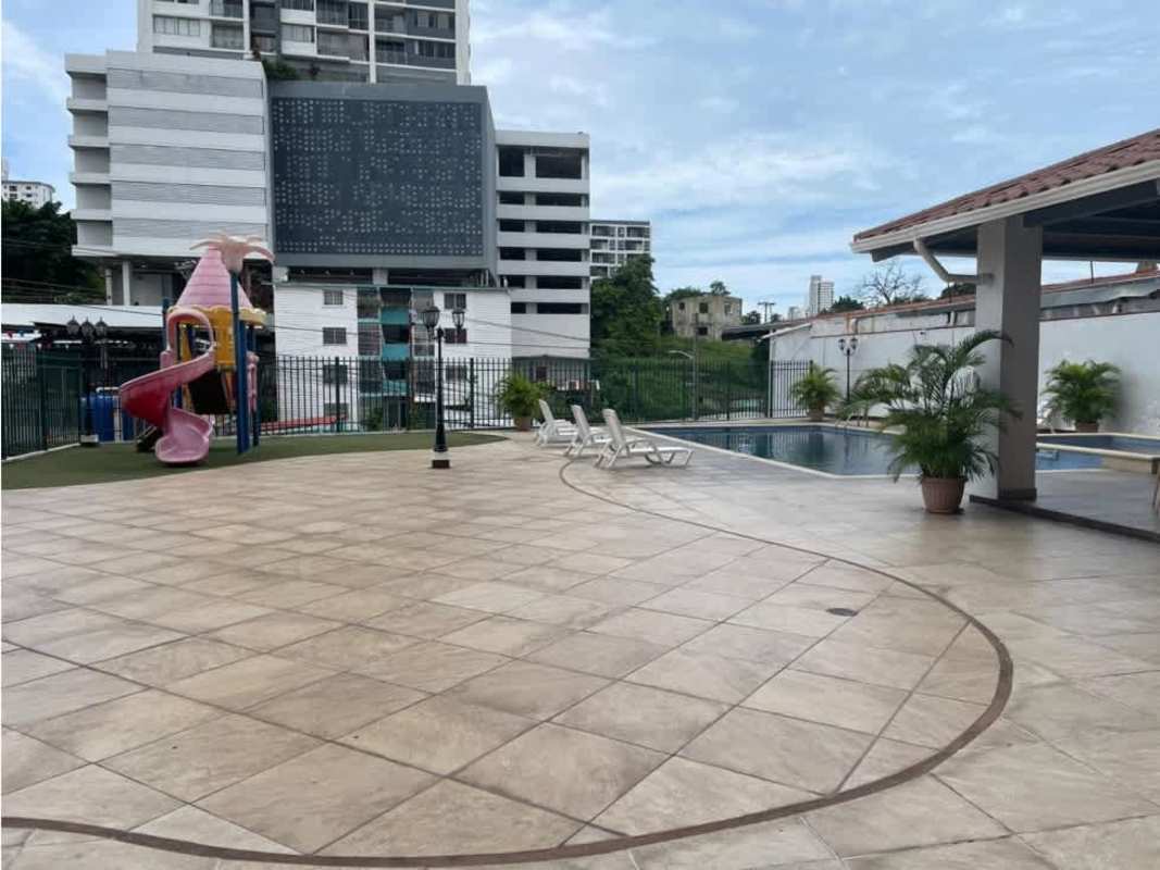 Swimming pool with lounge area and sun deck in PH Vista Marina 12 de Octubre Panama