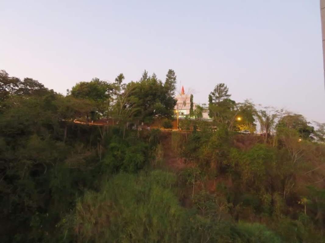 House on a hill surrounded by greenery street lit at dusk PH Urbis Panama