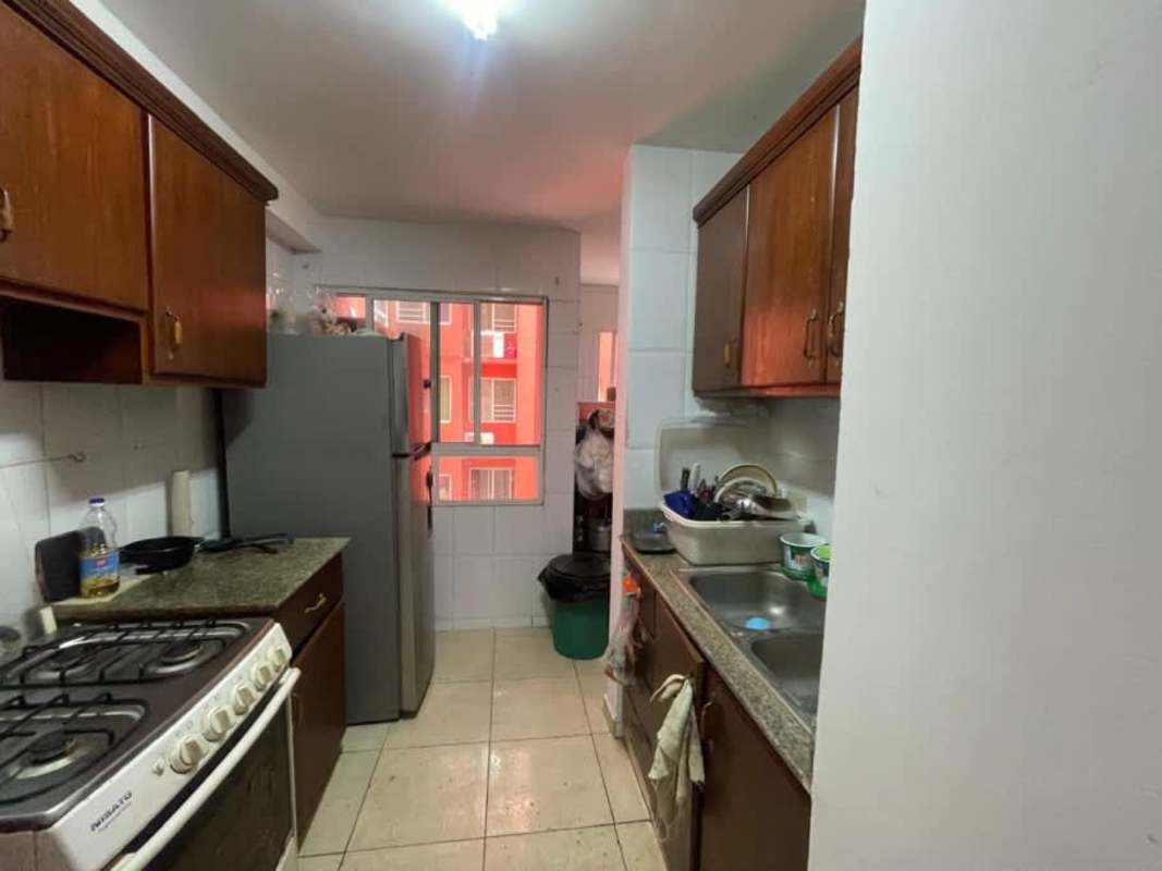 Fully equipped kitchen with granite counters, cabinets, gas stove in PH Royal Hills Betania Panama