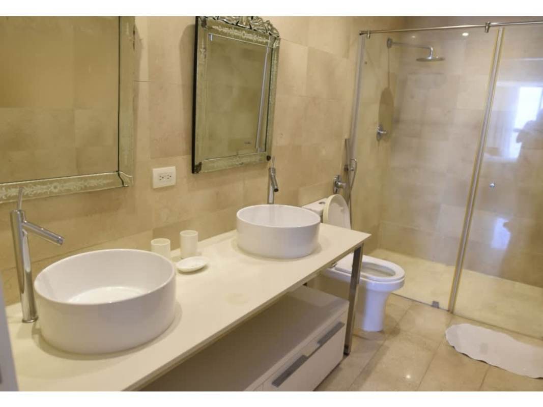 Modern walk-in closet with built-in shelving Yoo Panama Avenida Balboa